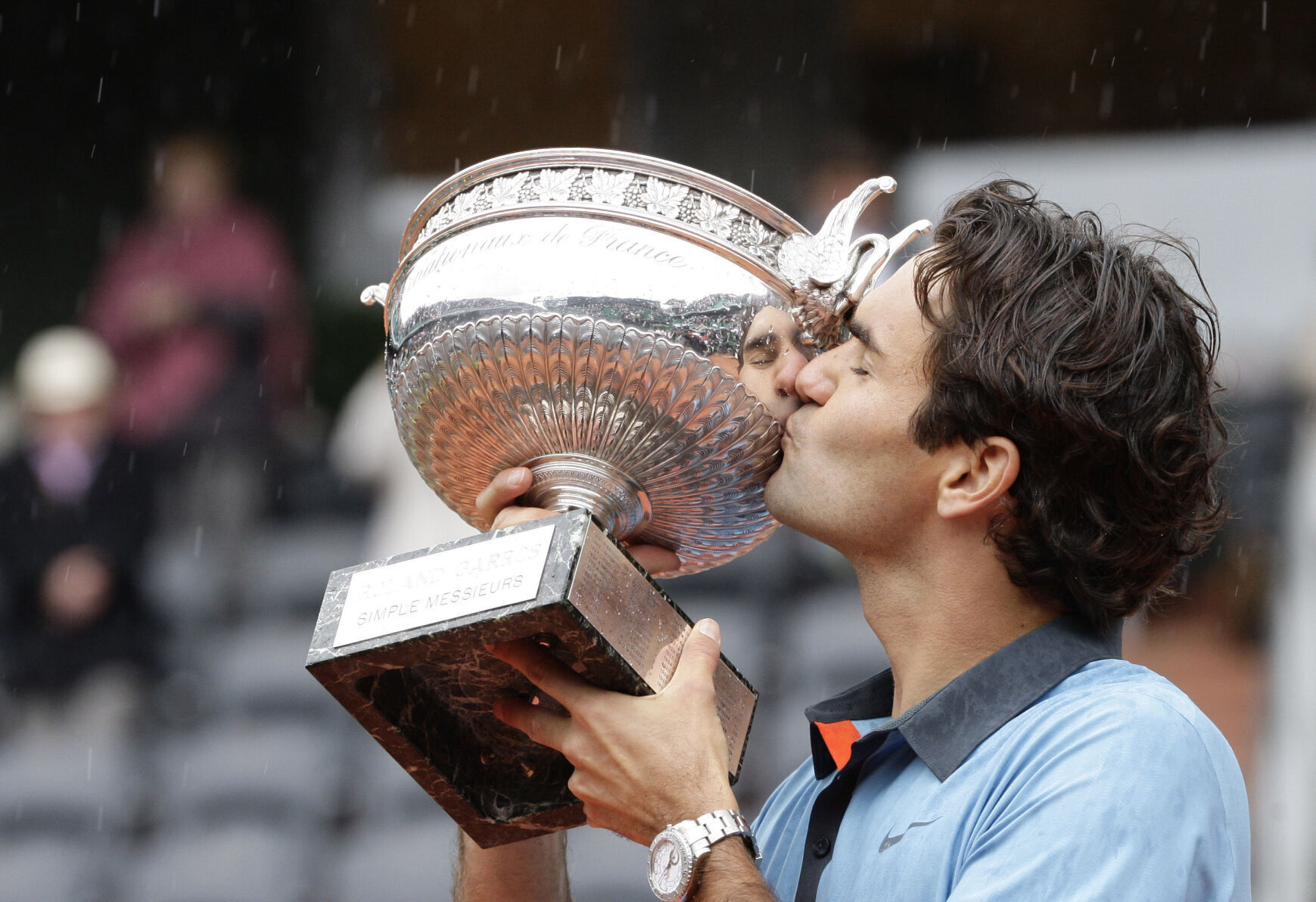 2009: Roger Federer completes career Grand Slam with French Open title